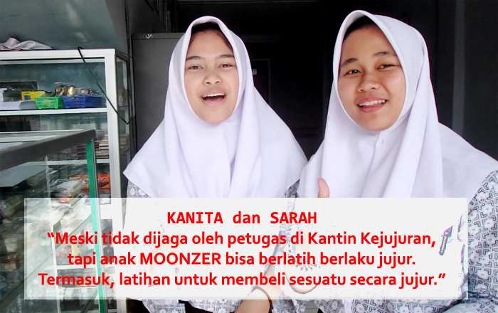 Kanita Dan Sarah Senang Berlatih Jujur Di Kantin Kejujuran Foto Gapey Sandy Kanita Dan Sarah Senang Berlatih Jujur Di Kantin Kejujuran Foto Gapey Sandy