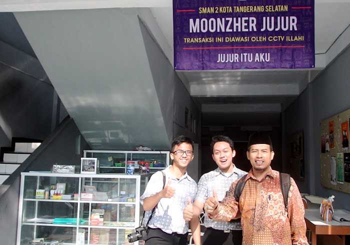 E Suhendi Bersama Siswanya Dibar Dan Ilham Di Kantin Kejujuran Foto E Suhendi Bersama Siswanya Dibar Dan Ilham Di Kantin Kejujuran Foto