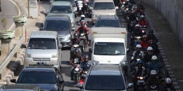 Pemandangan antara pemilik roda empat dan roda dua di Jakarta - FOTO: KOMPAS.com/Lucky Pransiska