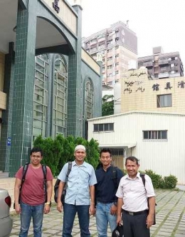 Penulis bersama mahasiswa Indonesia di Masjid Kaohsiung, Taiwan|Dokumentasi pribadi