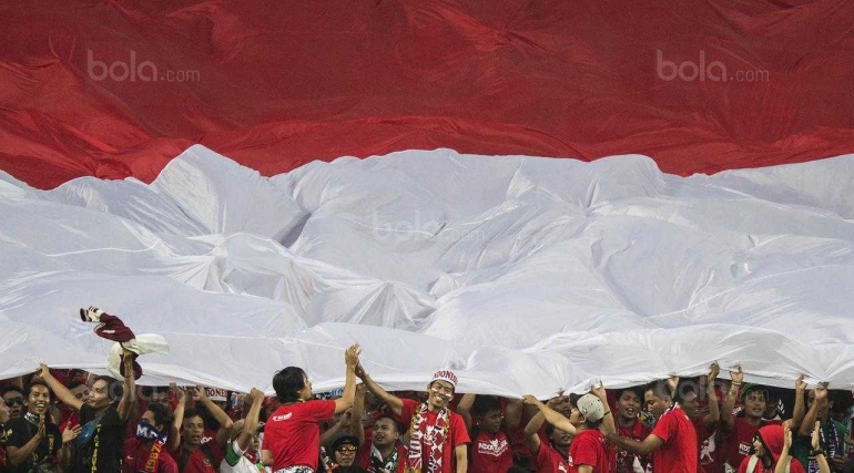 Supporter Indonesia memberikan dukungan kepada Skuad Garuda di Malaysia (sumber gbr ; bola.com)