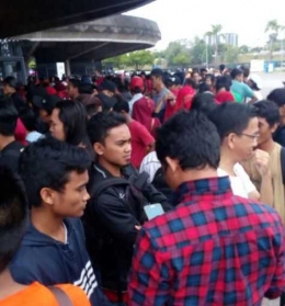 Suporter Indonesia berdesakan di halaman Stadion Shah Alam. (Dok.Pribadi)