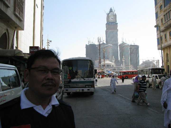 Kesibukan di luar Masjidil Haram kini meningkat seiring pelaksanaan wukuf dalam waktu dekat. Foto | Dokumen Pribadi.