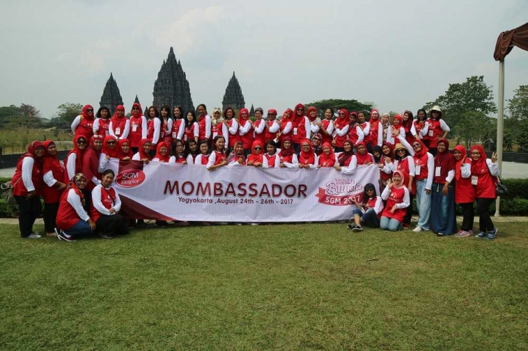 Berfoto bersama dengan latar belakang Candi Prambanan. | Dokumentasi Pribadi