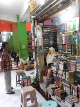 Jejeran toko buku di kawasan dekat jalan Malioboro Jogja (Sumber: dokumen pribadi)
