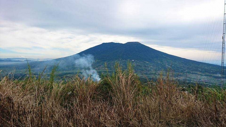 Gunung Marapi dilihat dari titik awal pendakian Singgalang pada suatu pagi (dokpri)