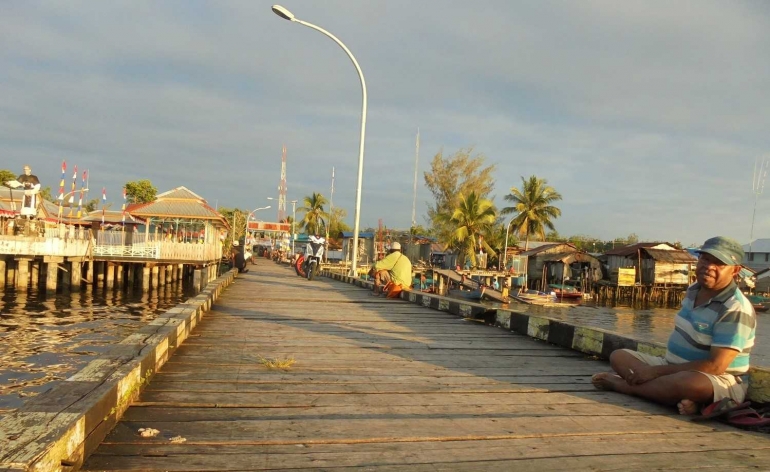 Suasana senja di pelabuhan feri Agats, 21 Agustus 2017. Dok. Piter.