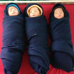 Si kembar tiga saat baru lahir (dokumentasi pribadi) 