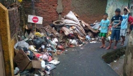 Tumpukan sampah di Kampung Pulo. Source: Eka Permadi