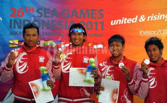 Pasangan voli pantai putra Indonesia, Koko-Andi yang meraih medali emas sedangkan Chandra-Dian meraih perak pada SEA Games 2011 Palembang| Foto: tribunnews.com