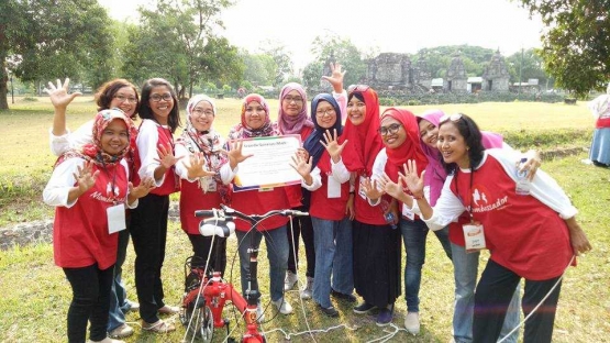 Saat outbond di depan Candi Lumbung. | Dokumentasi Pribadi