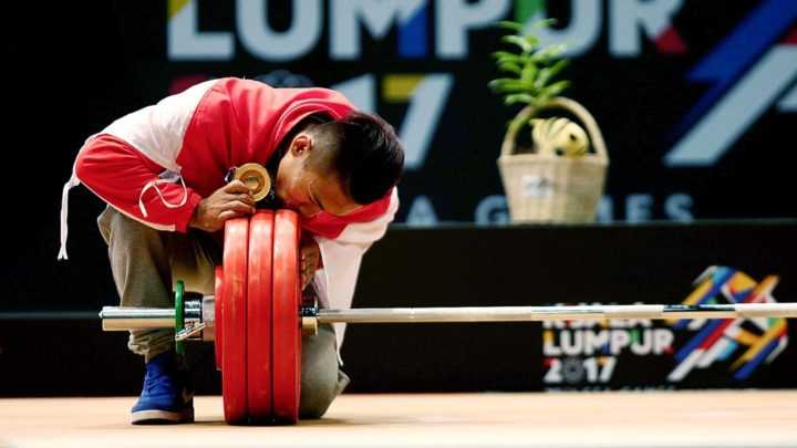 Lifter Indonesia, Deni, raih medali emas di Sea Games 2017: Akankah penghargaan yang layak setara dengan pemain bulu tangkis? (Sumber: Harian KOMPAS)