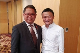 Pendiri sekaligus Executive Chairman Alibaba Group, Jack Ma, telah menerima tawaran untuk menjadi penasihat steering committee roadmap e-commerce Indonesia. Hal itu disampaikan oleh Menteri Komunikasi dan Informatika (Menkominfo), Rudiantara, yang mendampingi Menteri Koordinator Perekonomian, Darmin Nasution, bertemu dengan Jack Ma di Beijing, pada Selasa (22/08/2017). Foto: kompas.com