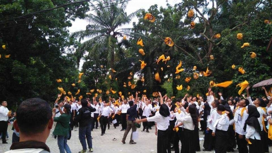 Lempar Topi di akhir acara PKKMB USU (dok Panitia Fahutan USU, 29/8/2017)