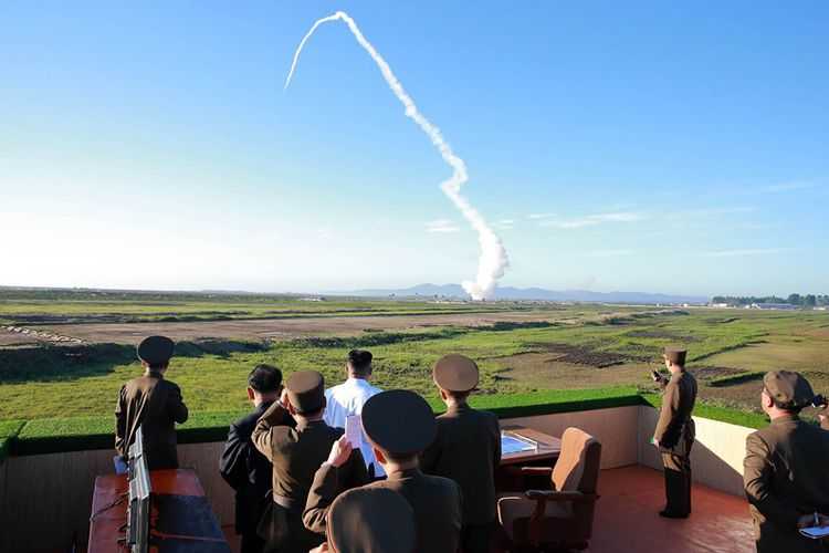 Saat Presiden Kim Jong Un menyaksikan peluncuran rudal balistik. Source: Antara