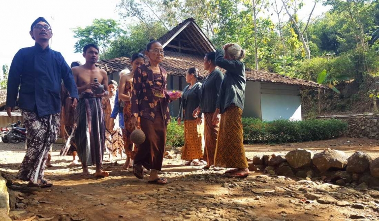 Upacara Mitoni di Desa Wisata Kaki Langit Mangunan, Dlingo, Bantul, DIY (dok. pri).