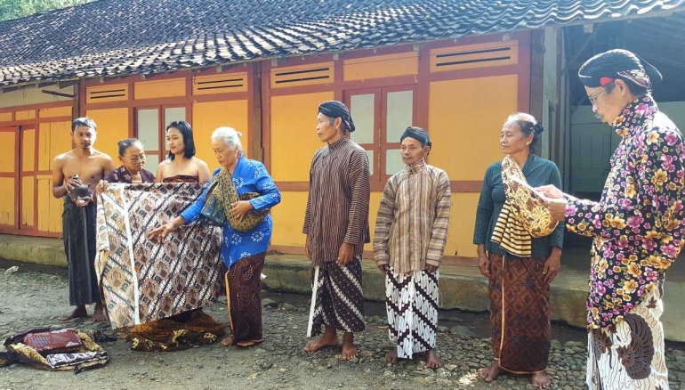 Setelah siraman calon ibu mencoba beberapa kain batik yang cocok digunakan (dok. pri). 