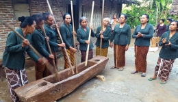Kaum ibu di Desa Wisata Kaki Langit Mangunan biasa memainkan Gejog Lesung (dok. pri).