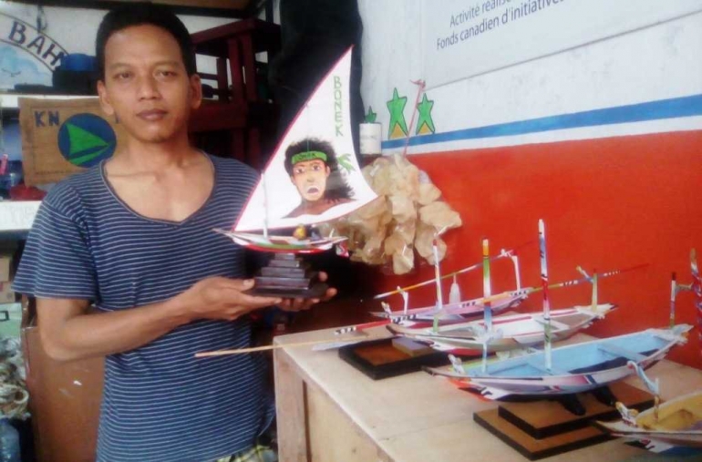 Ini Syukron, Ketua Koperasi 64 Bahari, koperasi nelayan di Kelurahan Kedung Cowek, Surabaya, Jawa Timur. Selain melaut, para nelayan di sana juga membuat kerajinan, seperti miniatur perahu. Susi Pudjiastuti mengimbau pelaku usaha sektor perikanan, termasuk nelayan, agar membangun koperasi, supaya bantuan pemerintah dapat dipertanggungjawabkan dan tepat sasaran. Foto: themmy doaly