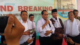 Mentri Perhubungan RI Budi Karya Sumadi didampingi walikota Cilegon DR.H.Tb.Iman Ariyadi dan Wagub BantenAndika Hazrumi saat memeberikan keterangan kepada awak media