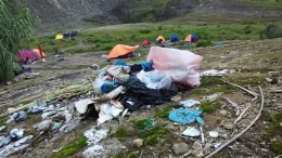 Sampah berserakan di gunung Talang (dokpri)