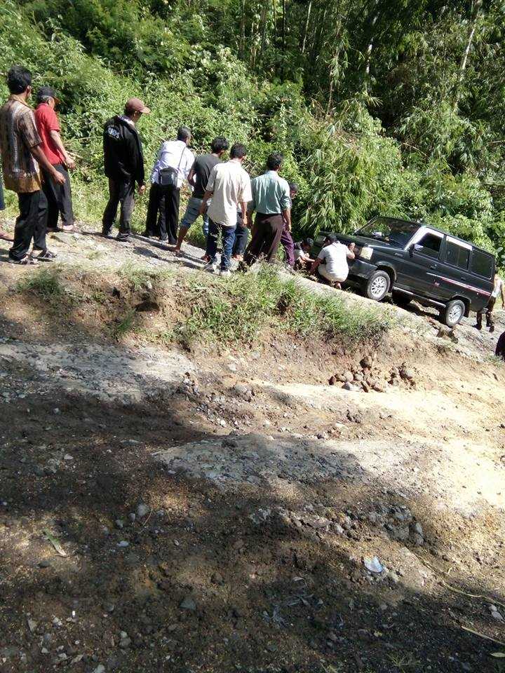 Warga harus menarik kendaraan saat melalui jalan yang rusak parah, 31 Austus 2017 (Sumber : FB https://scontent.fcgk8-1.fna.fbcdn.net/v/t1.0-9/21270985_265689377268462_8359096016729627678_n.jpg?oh=cfed3983f71c21e38a0155390fdaf3ad&oe=5A2BD387)