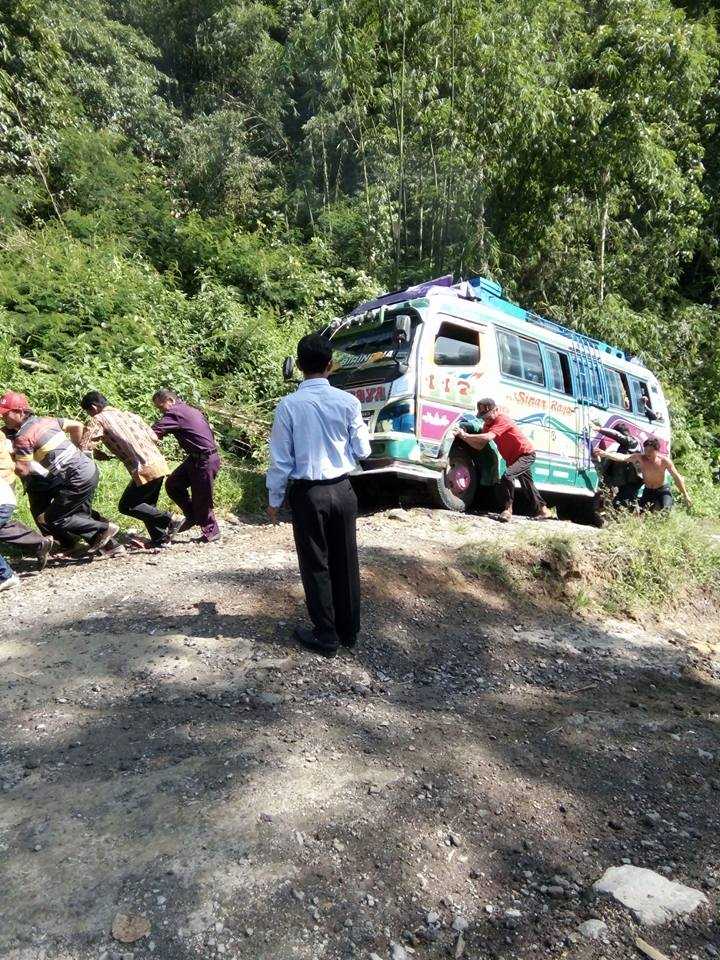 Warga harus menarik kendaraan saat melalui jalan yang rusak parah, 31 Austus 2017 (Sumber : FB https://scontent.fcgk8-1.fna.fbcdn.net/v/t1.0-9/21192988_259698601185459_8978861787939374469_n.jpg?oh=af1c16cca57b8c63bf9a87332d84d287&oe=5A60FD57)