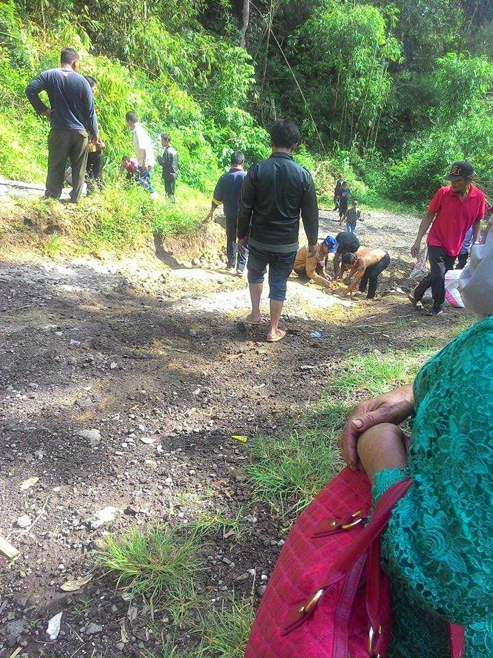 Warga harus memperbaiki jalan terlebih dahulu ketika akan melaluinya, 31 Agustus 2017 (Sumber : FB https://scontent.fcgk8-1.fna.fbcdn.net/v/t1.0-9/21231104_265689460601787_8452183998586084443_n.jpg?oh=630495501a724d882ce359a05872ecbd&oe=5A1E99D9)