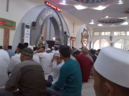 Jemaah sholat Idul Adha Masjid Agung Sungailiat sedang mengengarkan penjelasan dari pihak masjid terkait hewan kurban (foto Rustian)