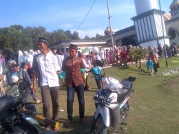 Jemaah masjid Agung Setelah setelah sholat Idul Adha (foto Rustian)