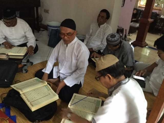 Meski sudah tua, semangat menuntut ilmu agama tak kenal henti. Foto | Dokumen Pribadi.