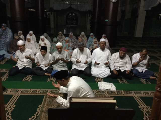 KH Najmuddin memimpin doa seusai shalat Subuh. Foto | Dokumen Pribadi.