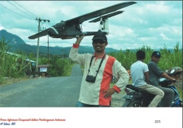 Deskripsi : Drone yang digunakan dalam pemetaan oleh BIG I Sumber Foto : Buku 'PERAN INFORMASI GEOSPASIAL DALAM PEMBANGUNAN INDONESIA'