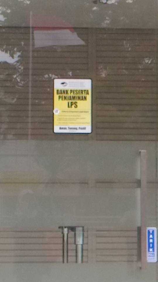 Salah satu logo PLS di pintu Bank BCA
