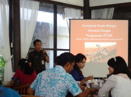 Salah satu UPD, Dinas Pendidikan Kota Denpasar sedang mempresentasikan gagasan dan program pada acara gathering (Dokumentasi Pribadi)