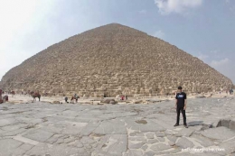 Berpose di depan Piramida Giza. (Foto: Dian Pramudita)