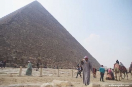 Seorang tunarungu yang berusaha menunjukkan kami spot yang menarik untuk memotret Piramid. (dok.pri.)a Giza.jpg
