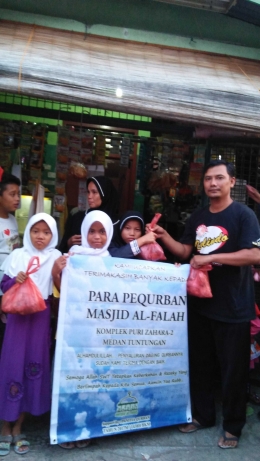 Daging kurban dibagikan untuk anak yatim da dhuafa di Medan Johor (dok panita Kurban Puza 2, 2/9/2017)