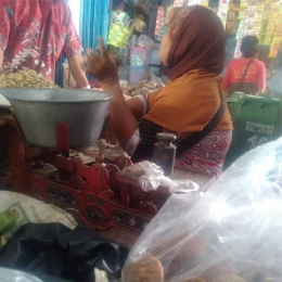 Ibu Turtiyah, seorang penjual gula yang hampir tertipu di Bank keliling. Foto : Dokpri