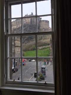 Edinburgh Castle Dilihat Dari Jendela Ruang Keluarga
