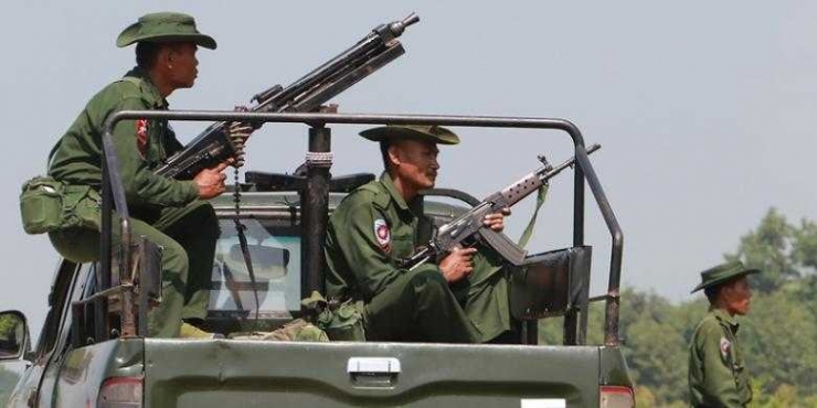 Para prajurit angkatan darat Myanmar berpatroli di dekat perbatasan dengan Banglades.(KHINE HTOO MRAT / AFP )