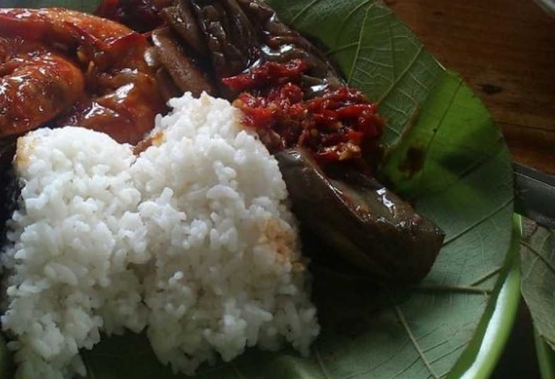 Daun Jati juga digunakan untuk pembungkus nasi. Ini makanan khas Cirebon, Jawa Barat. Nasi Jamblang, namanya. Jika bungkusnya dibuka, aroma nasi sungguh menggugah selera. Nasi yang dibungkus dengan daun jati, lebih tahan lama dibanding yang dibungkus dengan daun pisang. Pori-pori daun jati menjaga kualitas nasi tetap pulen, meski disimpan lama. Foto: kompas.com