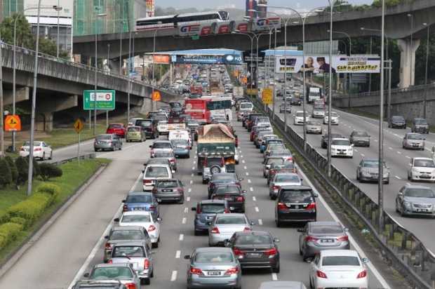 Jalanan macet di Kuala Lumpur, tapi ada opsi MRT di latar belakang (Sumber: thesmartlocal.com)