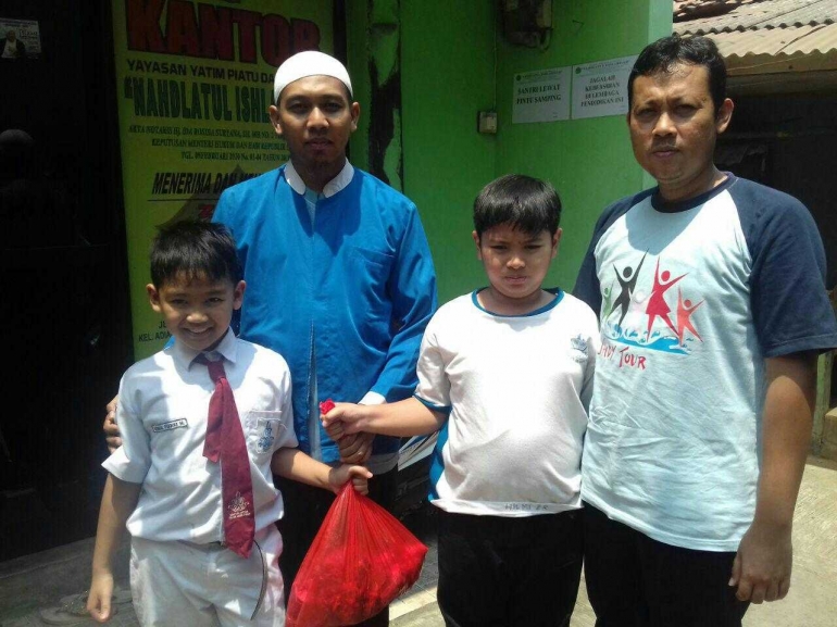 Penyaluran Daging Kurban (Dokumentasi Muammar Ma'ruf)