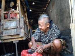 Ngadri membuat gulali di rumahnya di Desa Sambigede, Kecamatan Sumberpucung, Kabupaten Malang, Jawa Timur.
