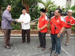 Wakil Duta Besar RI Andreano Erwin secara simbolis menyerahkan hewan kurban kepada Kepsek H Agustinus Suharto, M.Pd., untuk diserahkan ke Ketua Panitia Idul Adha Armansyah harahap, M.Si. Dok. Foto/KBRI-Fandhyta