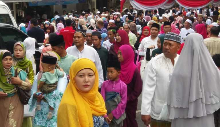 Masyarakat Indonesia di halaman Sekolah Indonesia Kuala Lumpur, Malaysia. Dok. Foto/SIKL