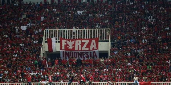 Pendukung Indonesia meneriaki yel-yel pada semi final putaran pertama AFF Suzuki Cup 2016 di Stadion Pakansari, Kabupaten Bogor, Jawa Barat, Sabtu (3/12/2016). Indonesia memang atas Vietnam dengan skor 2-1.(KOMPAS.com / GARRY ANDREW LOTULUNG)