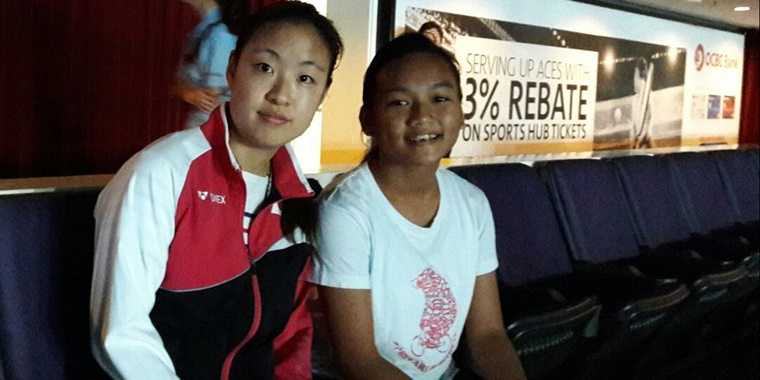 Penulis dan Nozomi Okuhara sedang menonton Misaki Matsutomo/ Ayaka Takahashi bertanding di Singapore Open bulan Mei yang lalu. Foto: Dokumen pribadi.