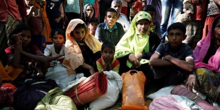 Para pengungsi Rohingya yang memasuki Banglades untuk menghindari kekerasan di Rakhine, Myanmar, Senin (21/11/2016). (Reuters)